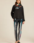 Legginsy Meteor – czarne legginsy z kolorowym geometrycznym printem, stylizacja z czarną bluzą
