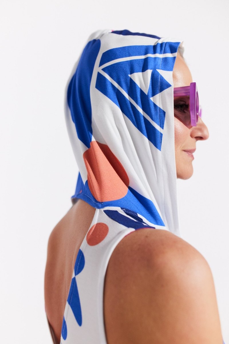 Robe blanche à capuche