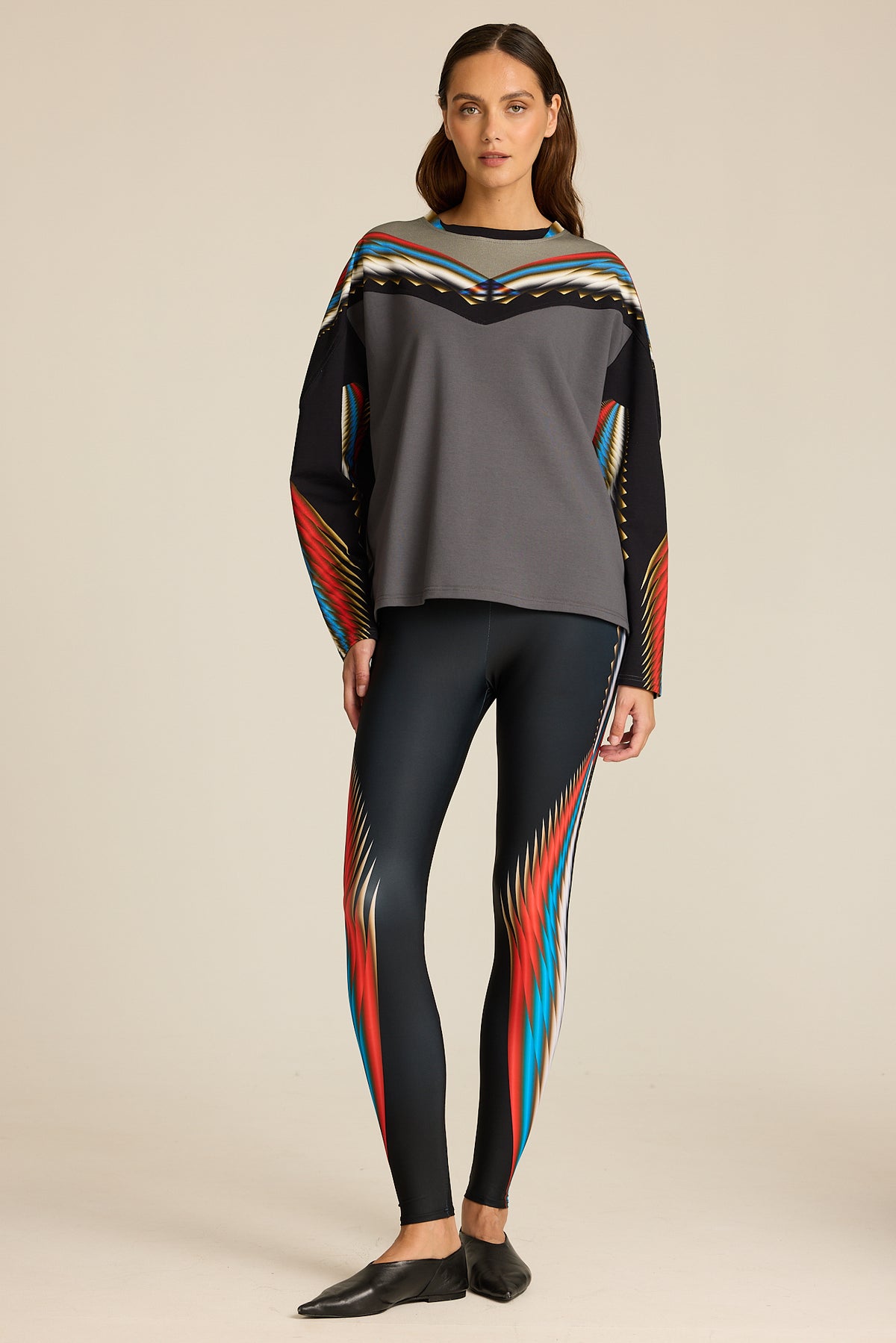 Legginsy Meteor II – czarne legginsy z kolorowym printem po bokach, stylizacja z bluzą
