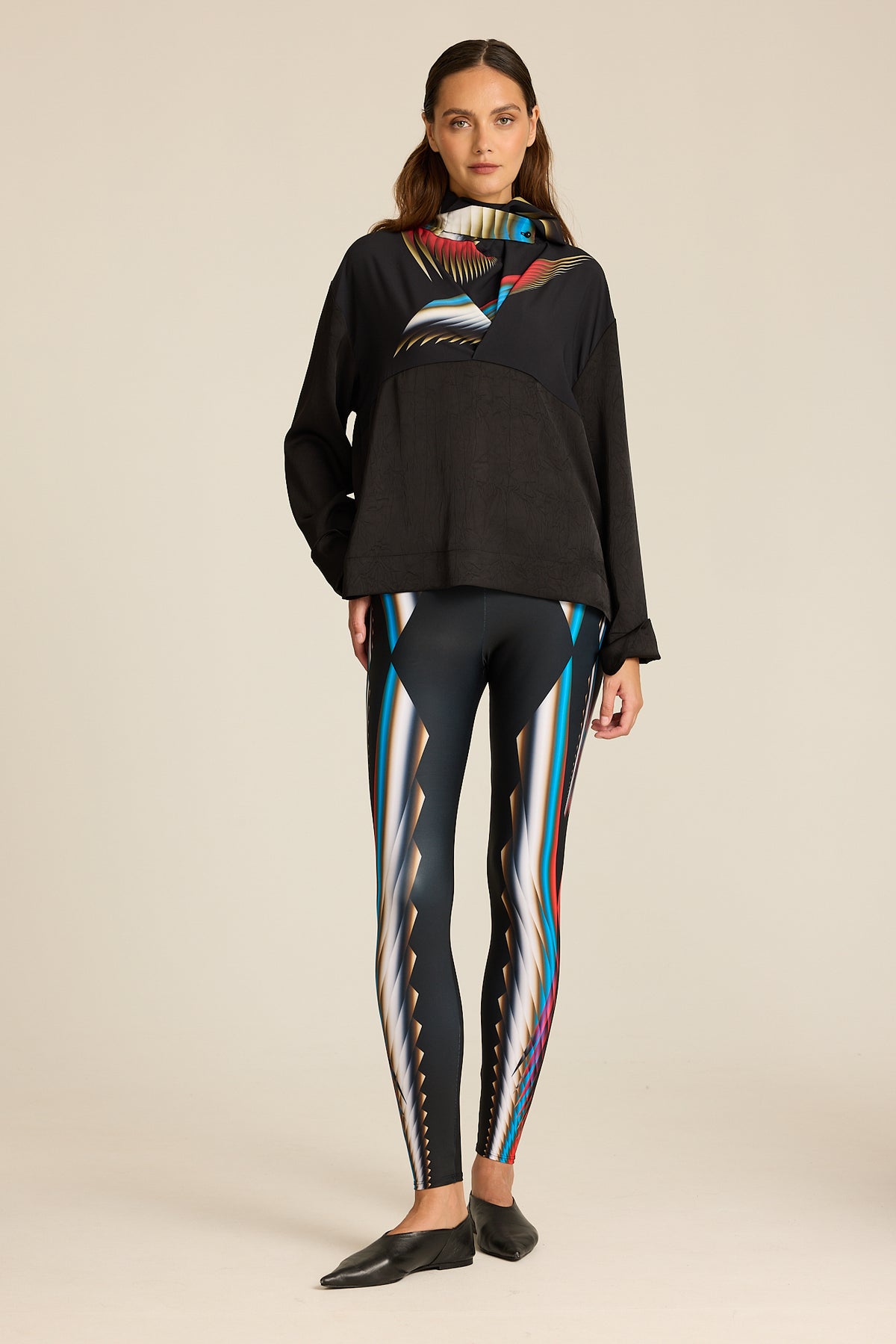 Legginsy Meteor – czarne legginsy z kolorowym geometrycznym printem, stylizacja z czarną bluzą